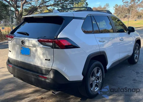 2022 Toyota Rav4 Xle z USA, uszkodzony, nr VIN 2T3W1RFV0NC174962